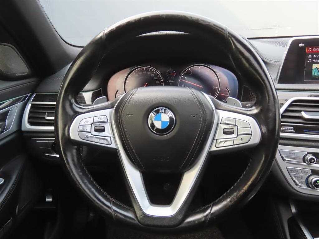 BMW 7-Series — photo 12