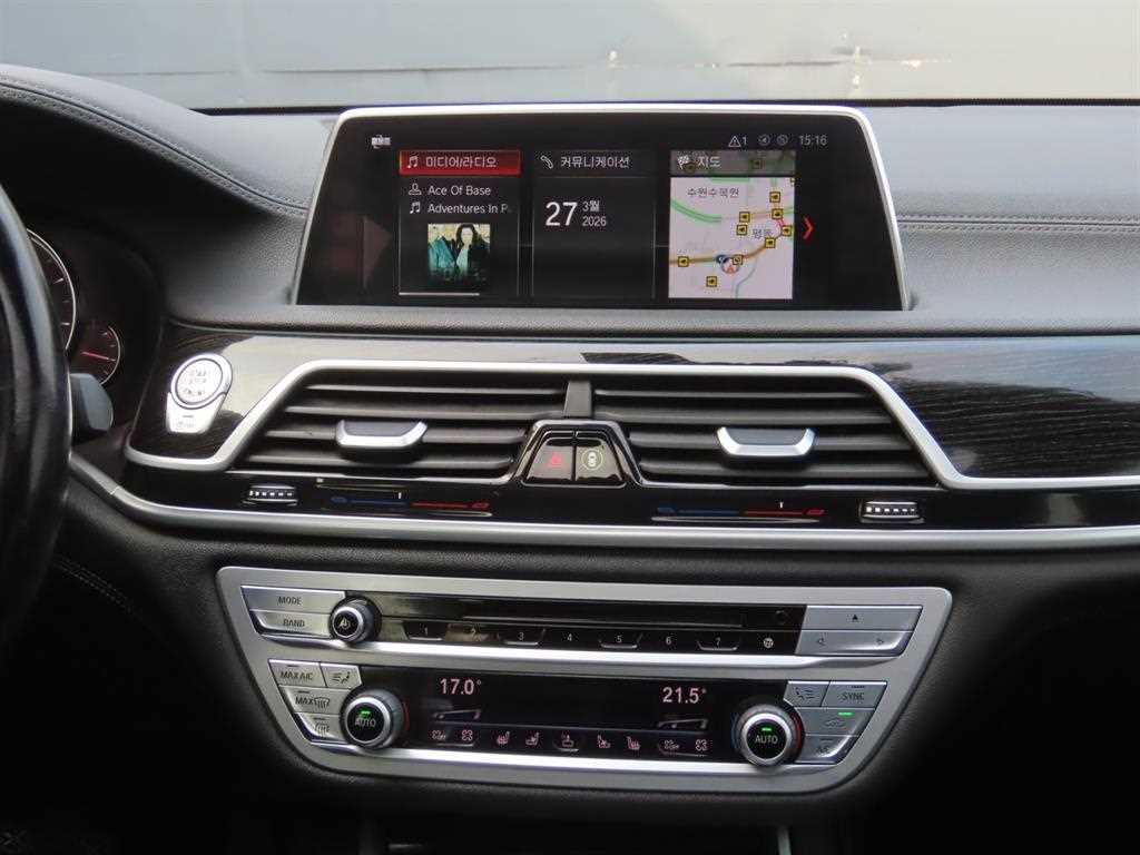 BMW 7-Series — photo 13