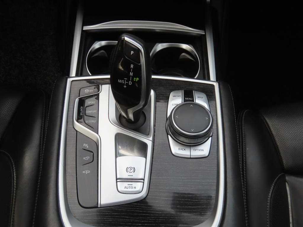 BMW 7-Series — photo 14