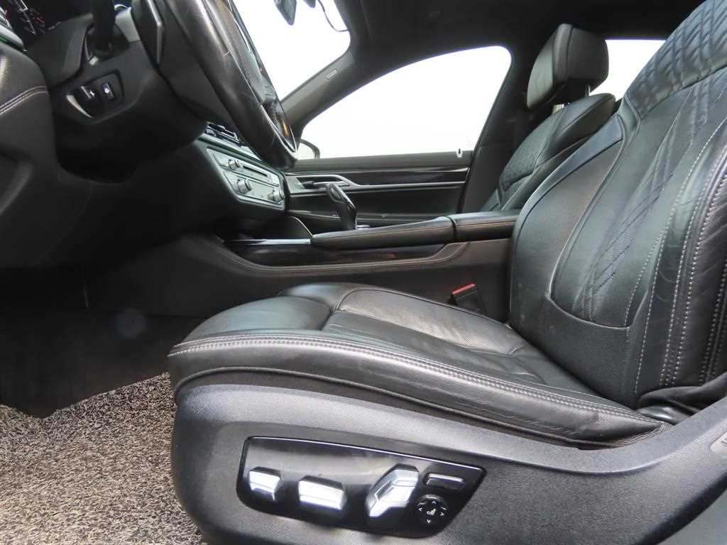 BMW 7-Series — photo 16