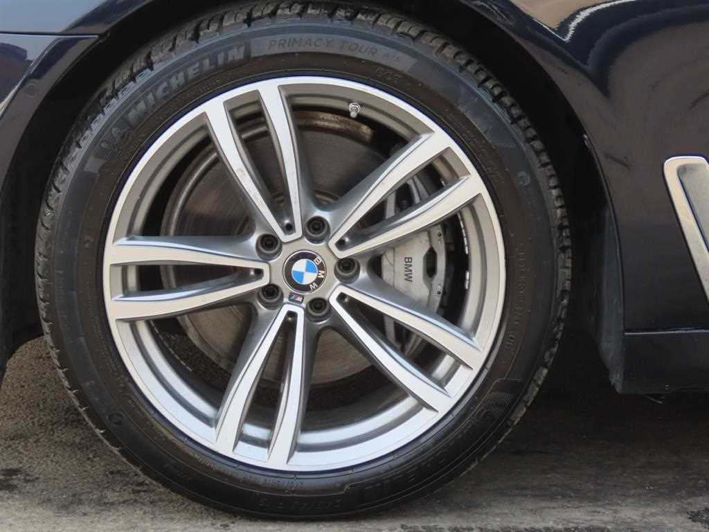 BMW 7-Series — photo 20
