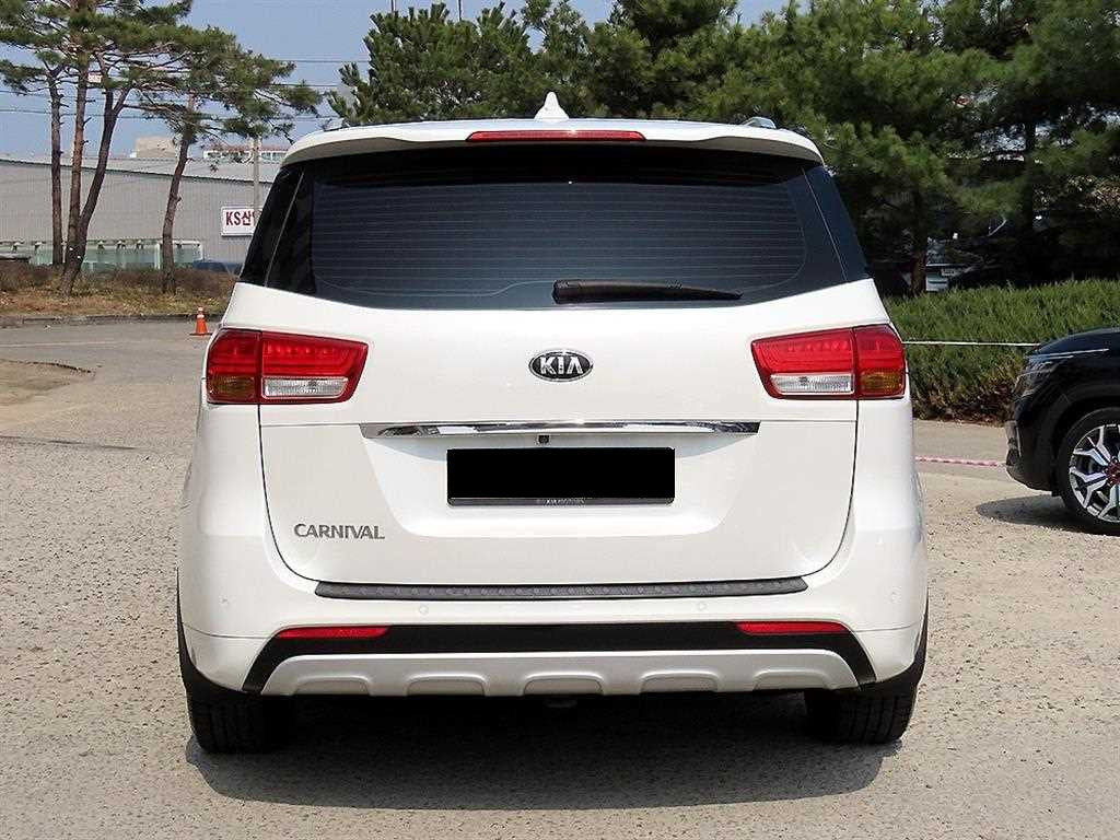 Kia Carnival — photo 04