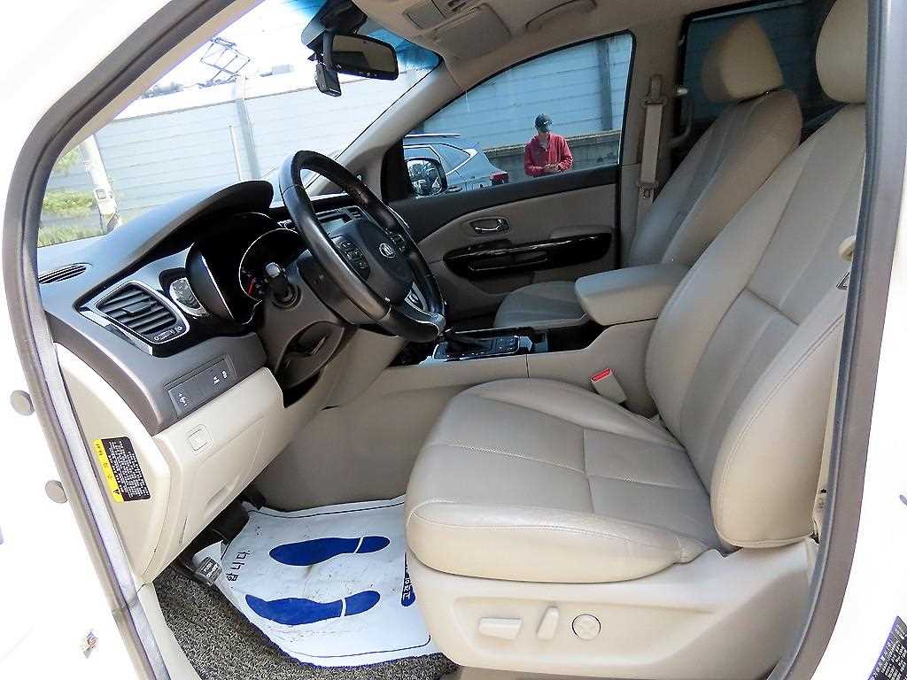Kia Carnival — photo 05