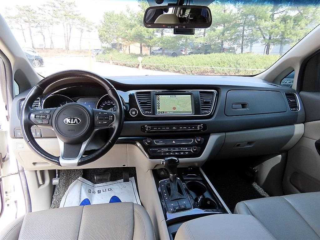 Kia Carnival — photo 08