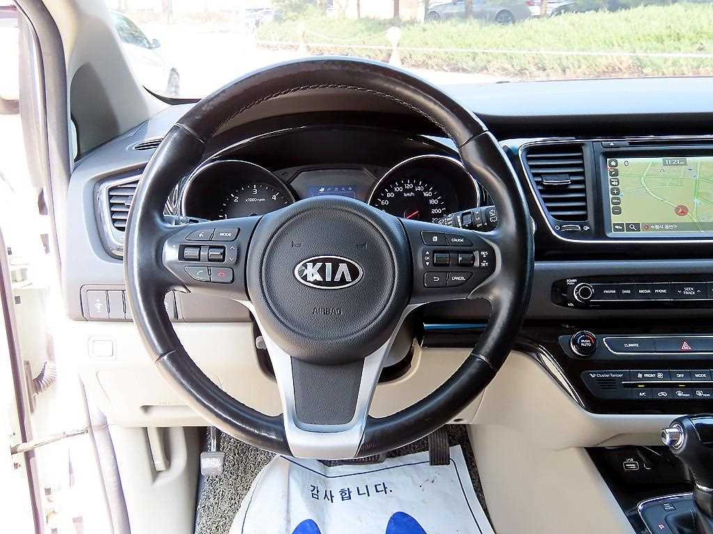 Kia Carnival — photo 09