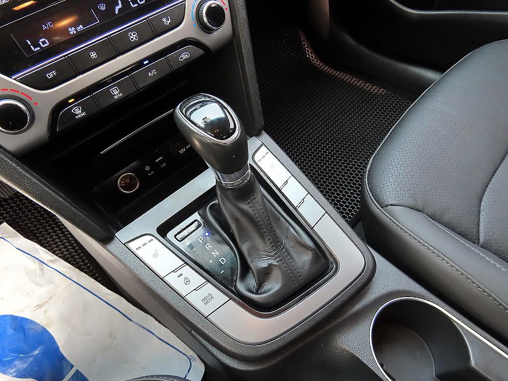 Hyundai Avante — photo 10