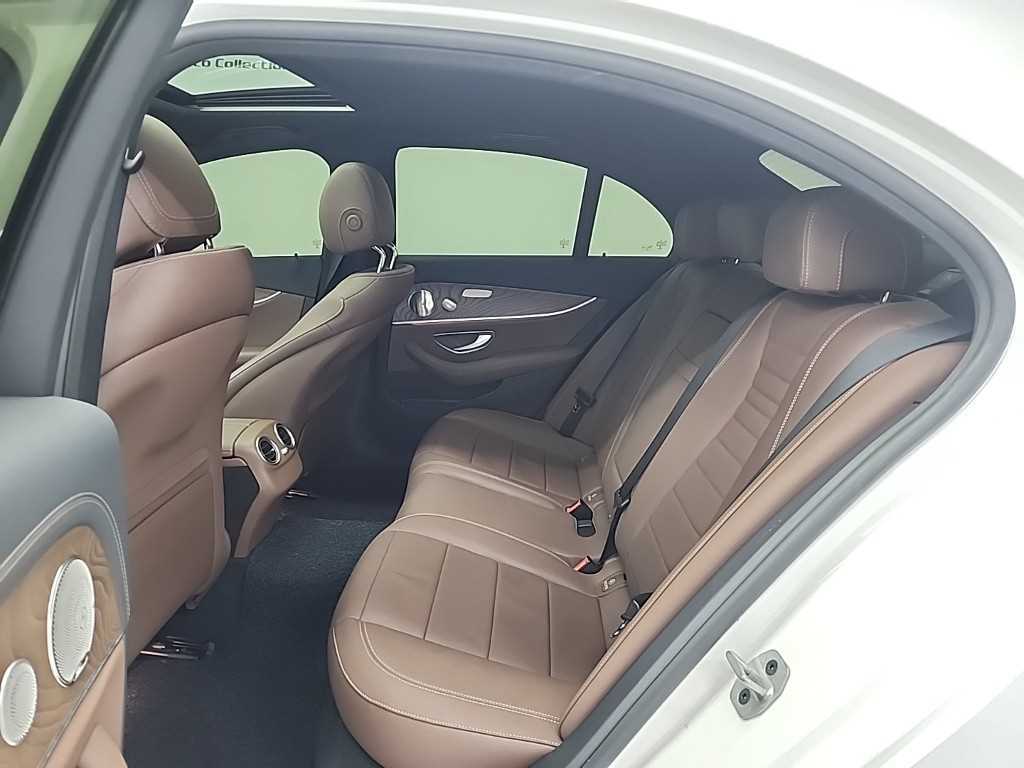 Mercedes-Benz E-Class — photo 12
