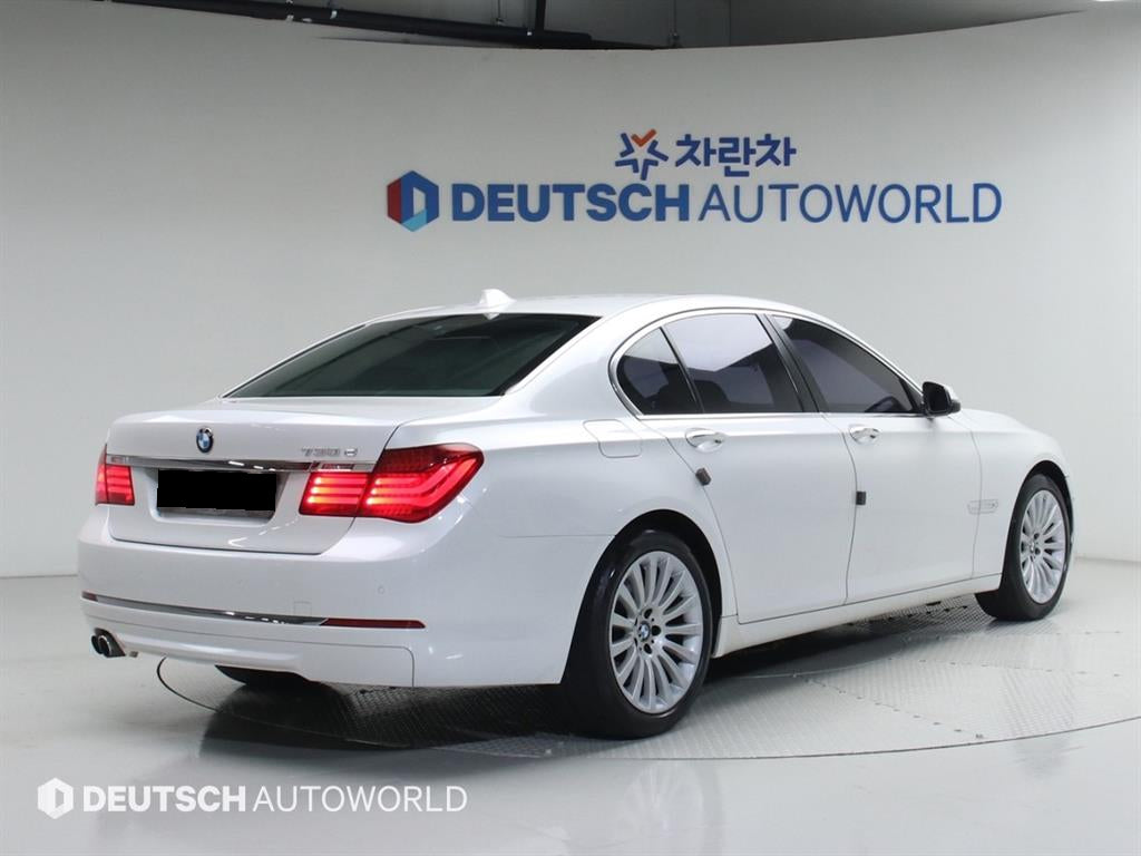 BMW 7-Series — photo 02