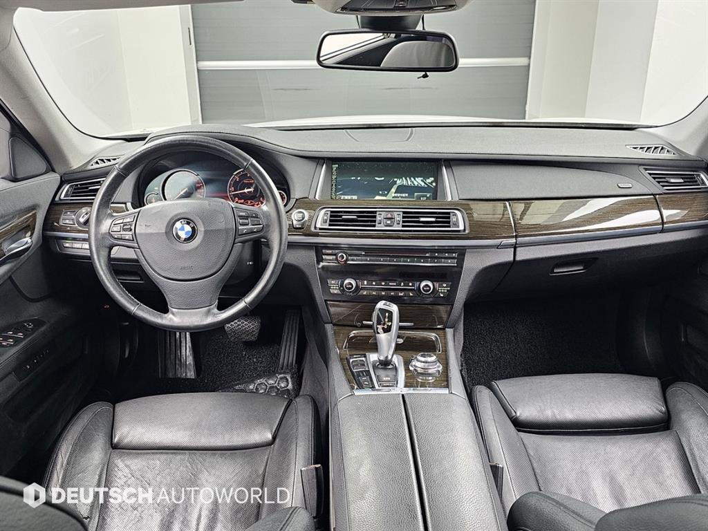 BMW 7-Series — photo 07