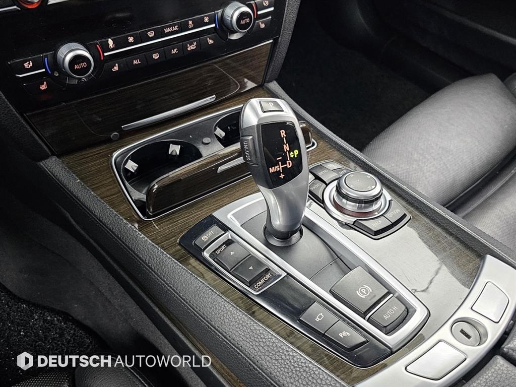 BMW 7-Series — photo 09