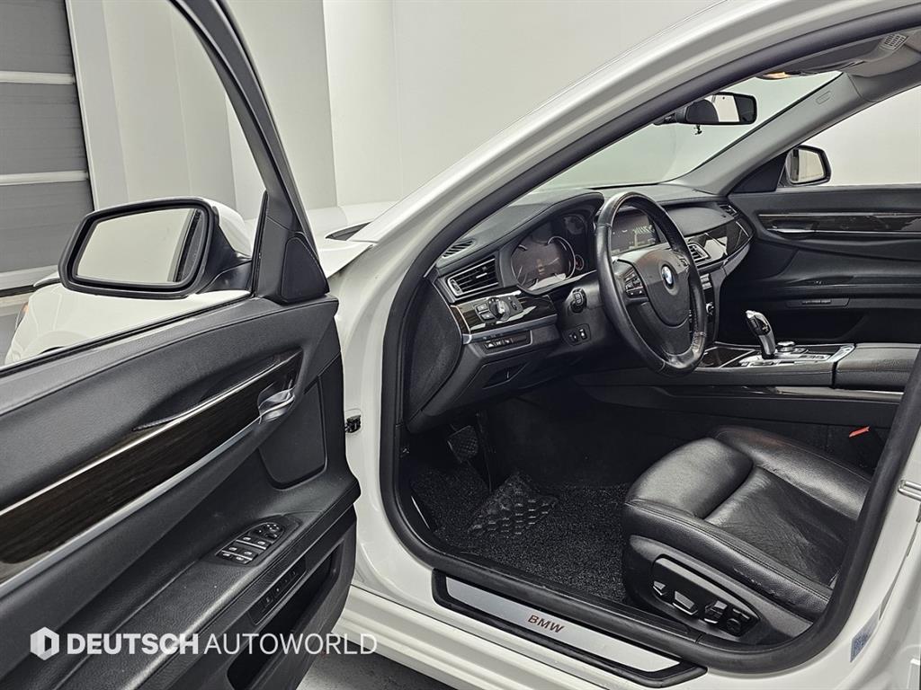 BMW 7-Series — photo 11