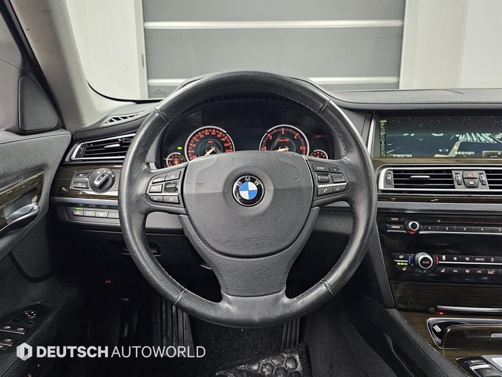 BMW 7-Series — photo 13