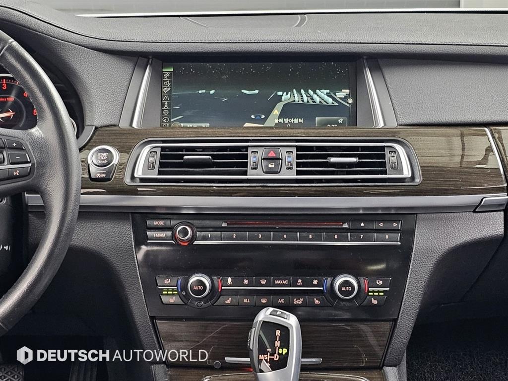 BMW 7-Series — photo 14
