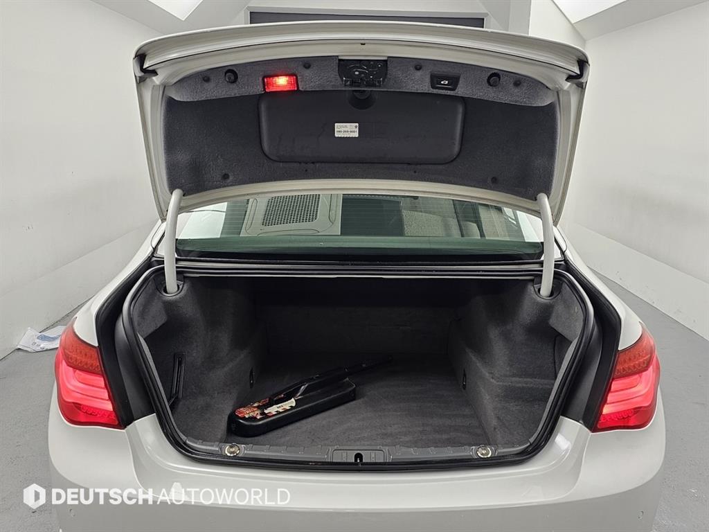 BMW 7-Series — photo 19
