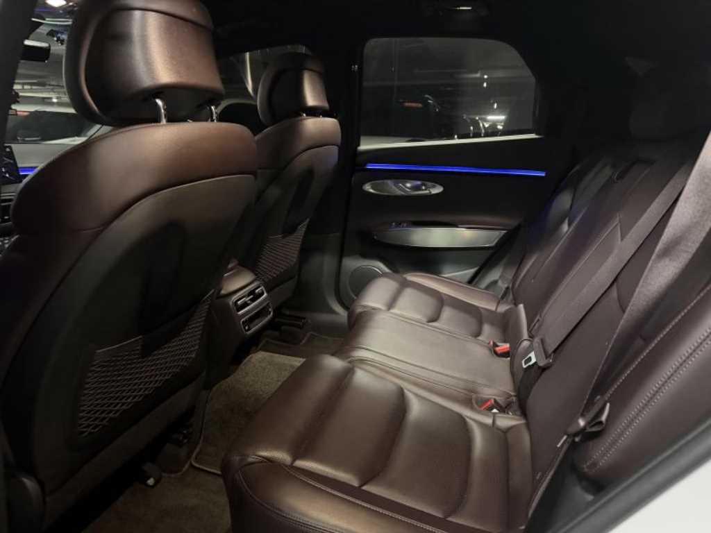 Genesis GV70 — photo 10