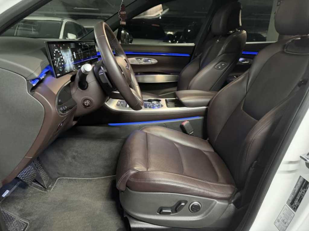 Genesis GV70 — photo 11