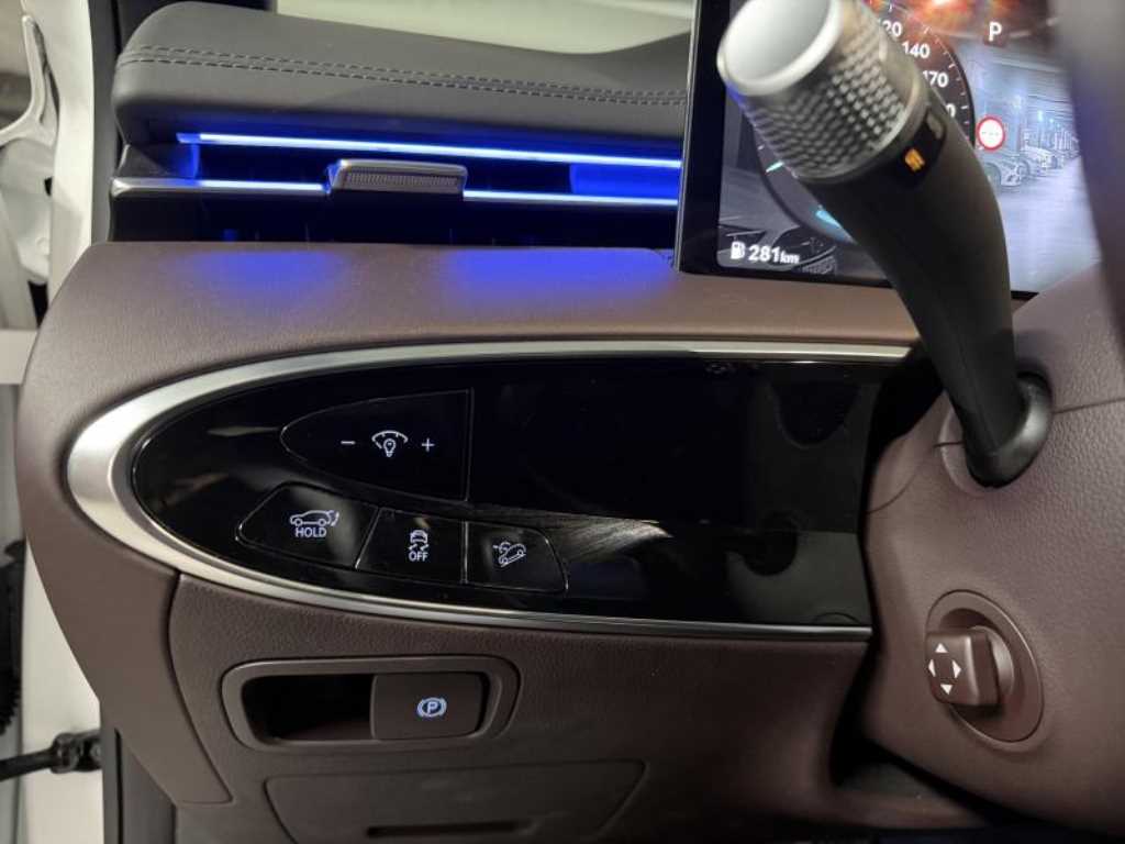 Genesis GV70 — photo 13