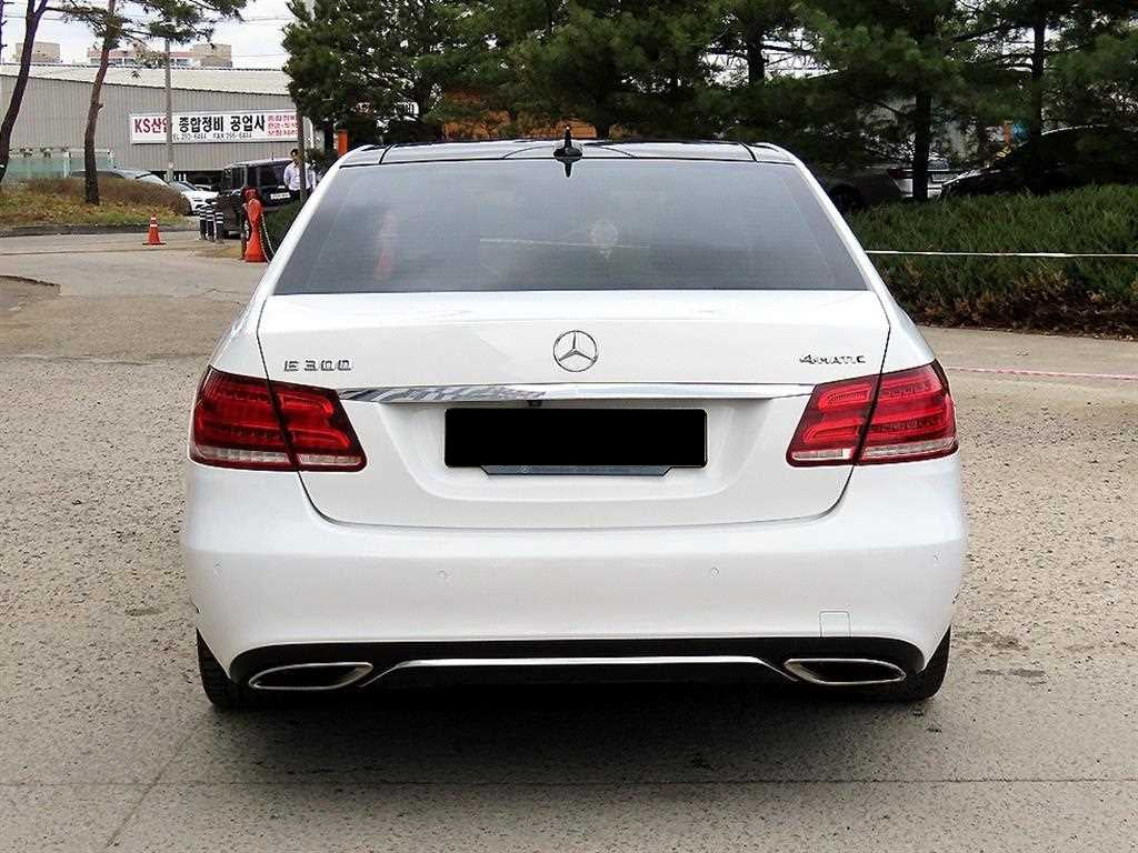 Mercedes-Benz E-Class — photo 04