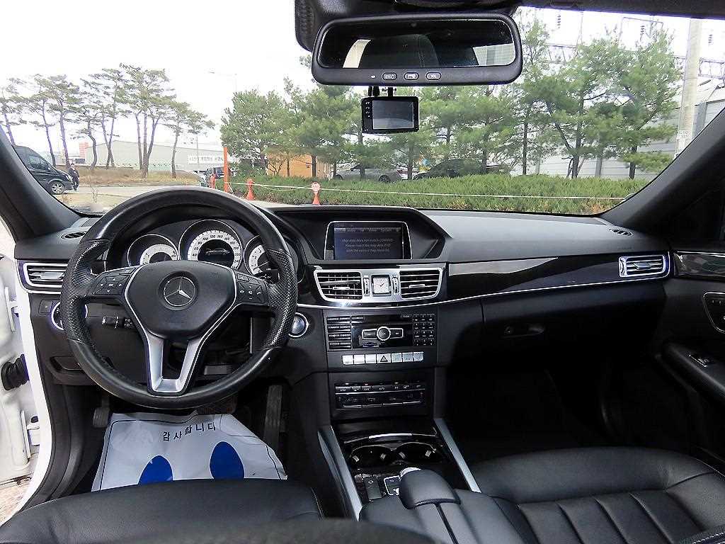 Mercedes-Benz E-Class — photo 07