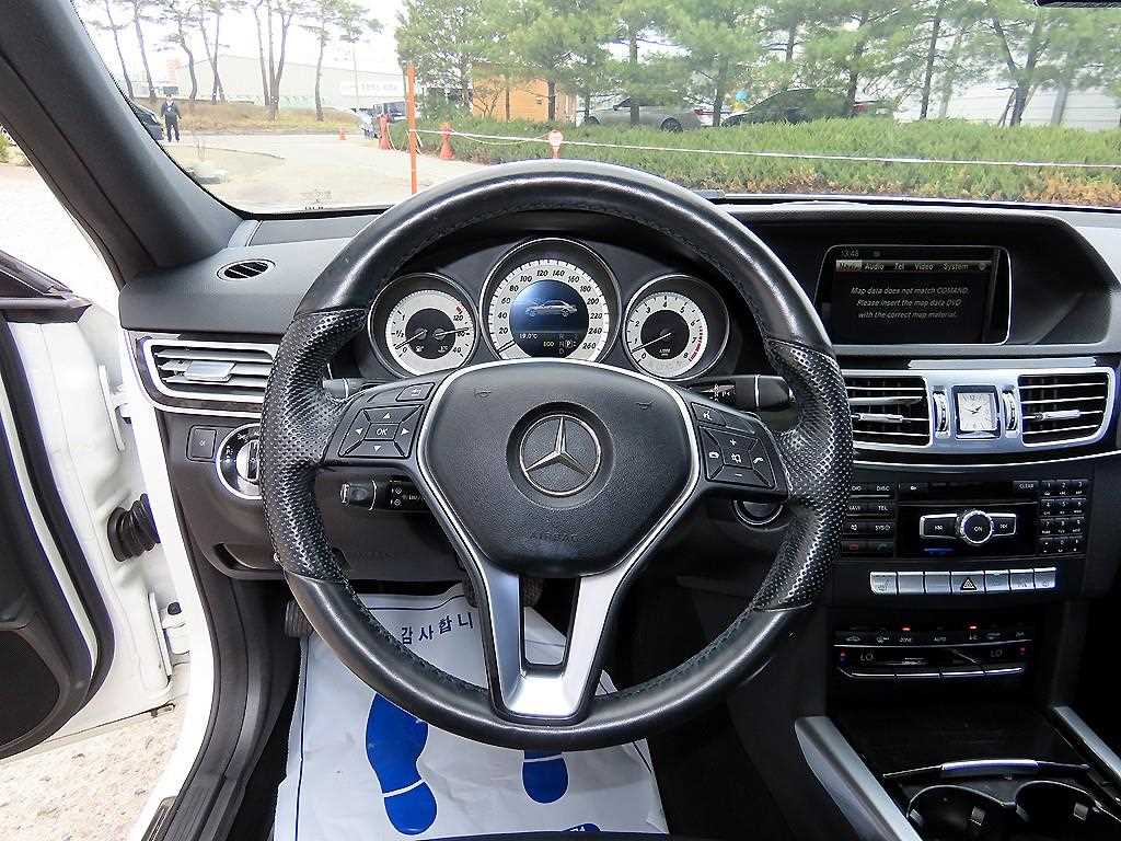Mercedes-Benz E-Class — photo 08