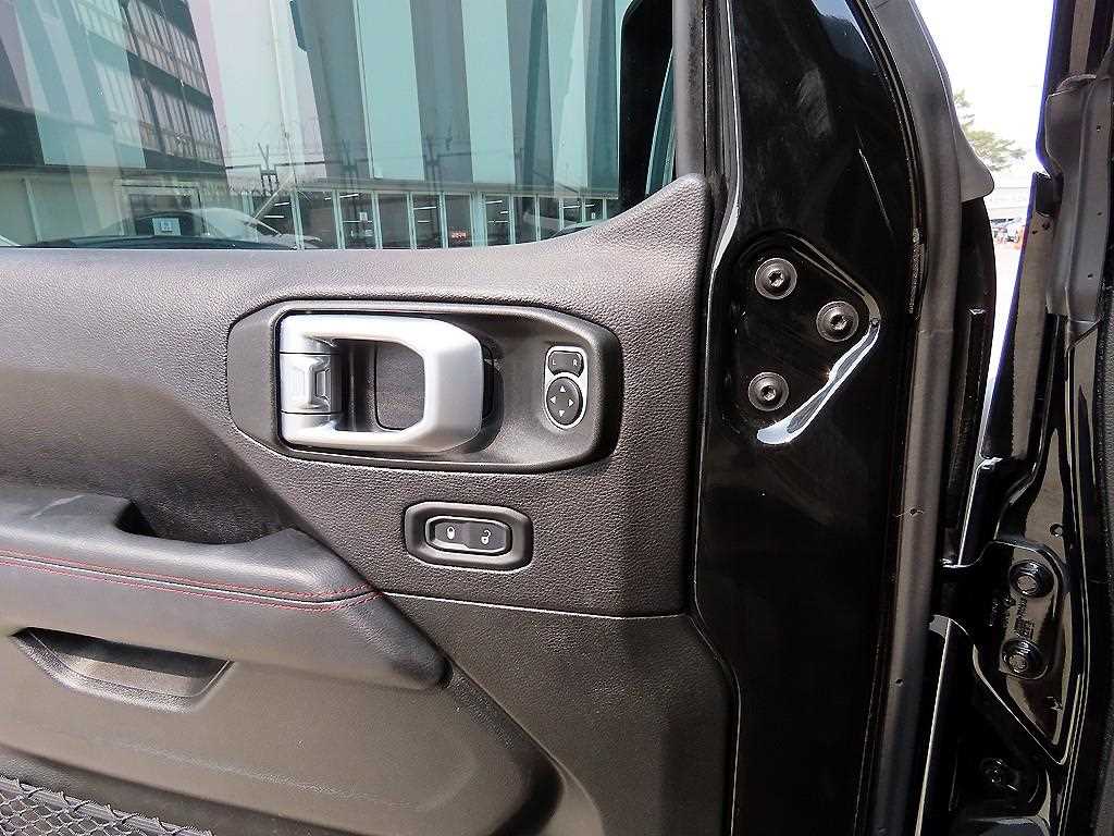 Jeep Wrangler — photo 11