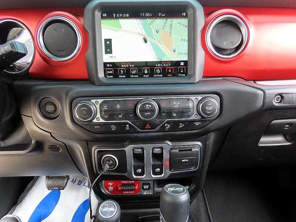 Jeep Wrangler — photo 12