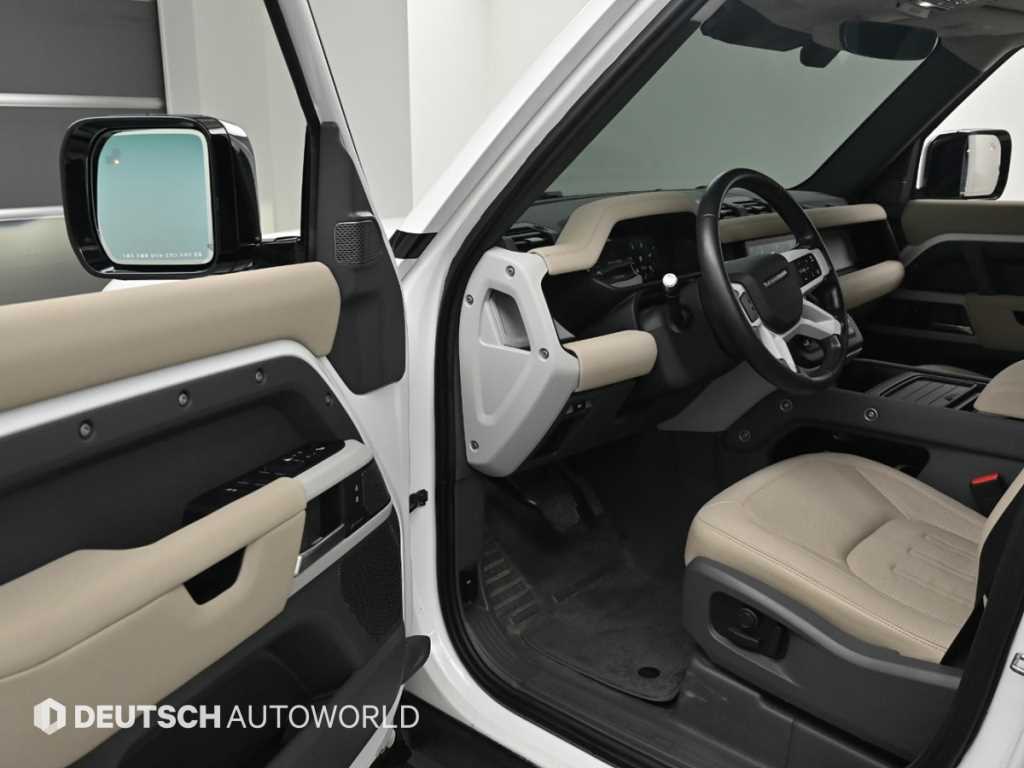 Land Rover Defender — photo 11