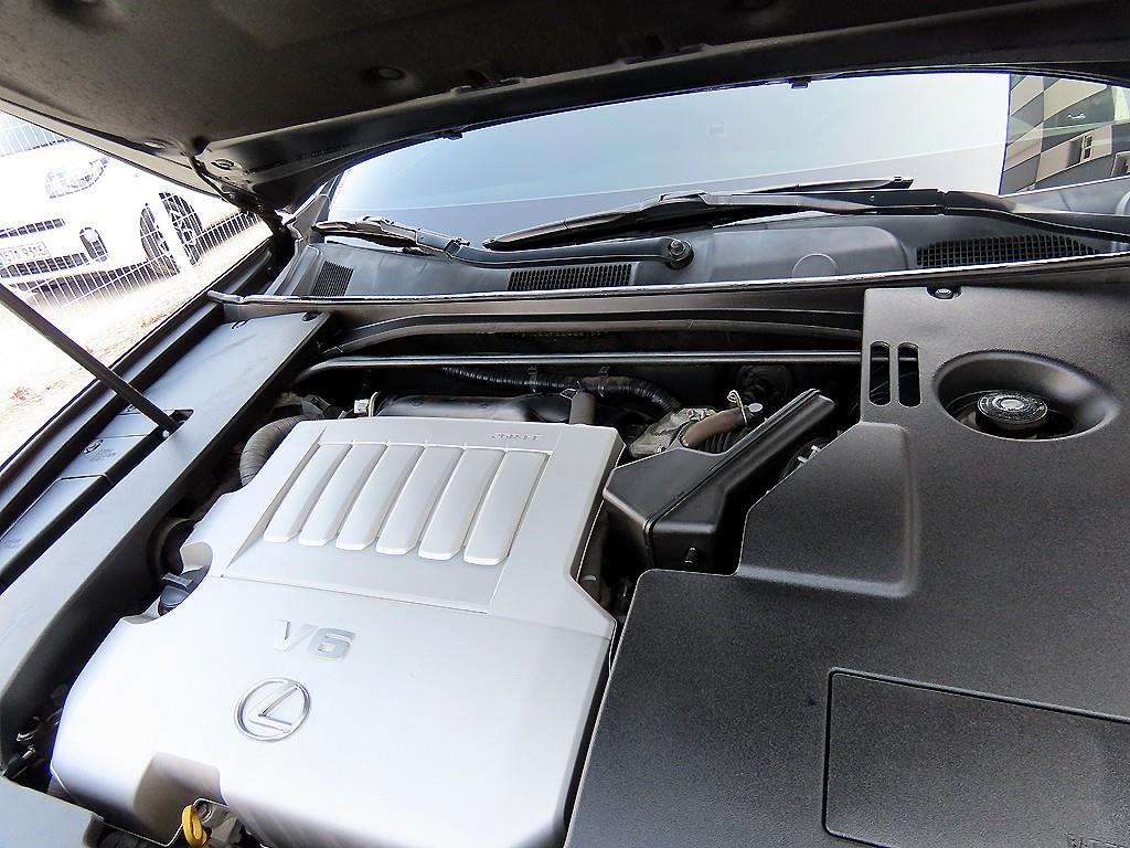 Lexus ES — photo 19