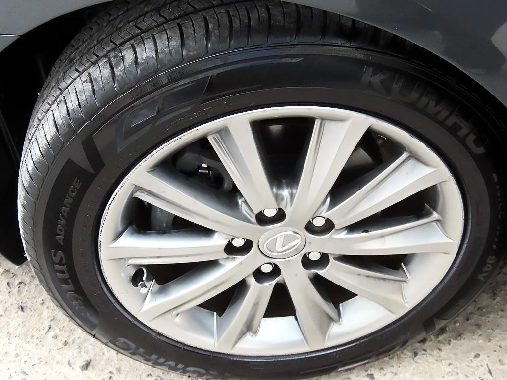 Lexus ES — photo 20