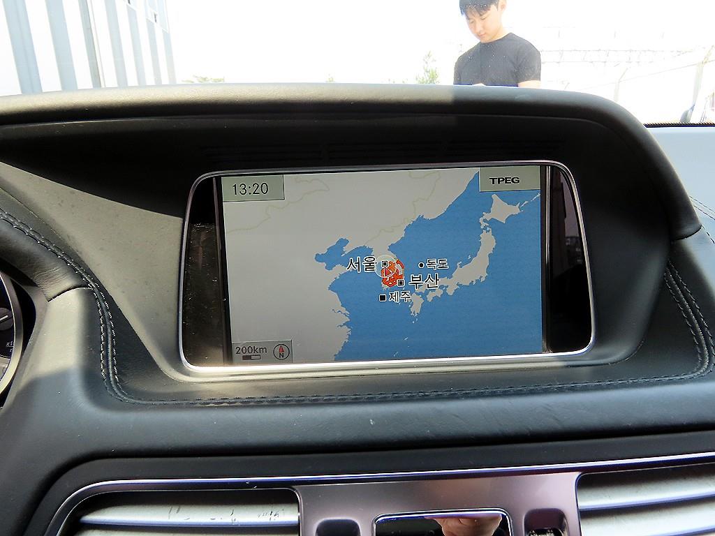 Mercedes-Benz E-Class — photo 15