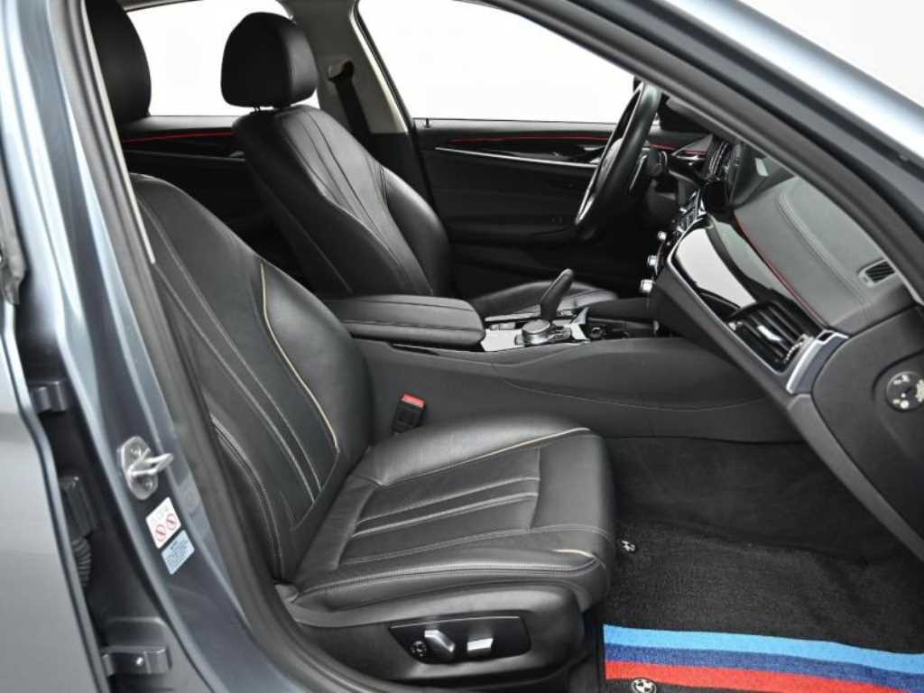 BMW 5-Series — photo 10