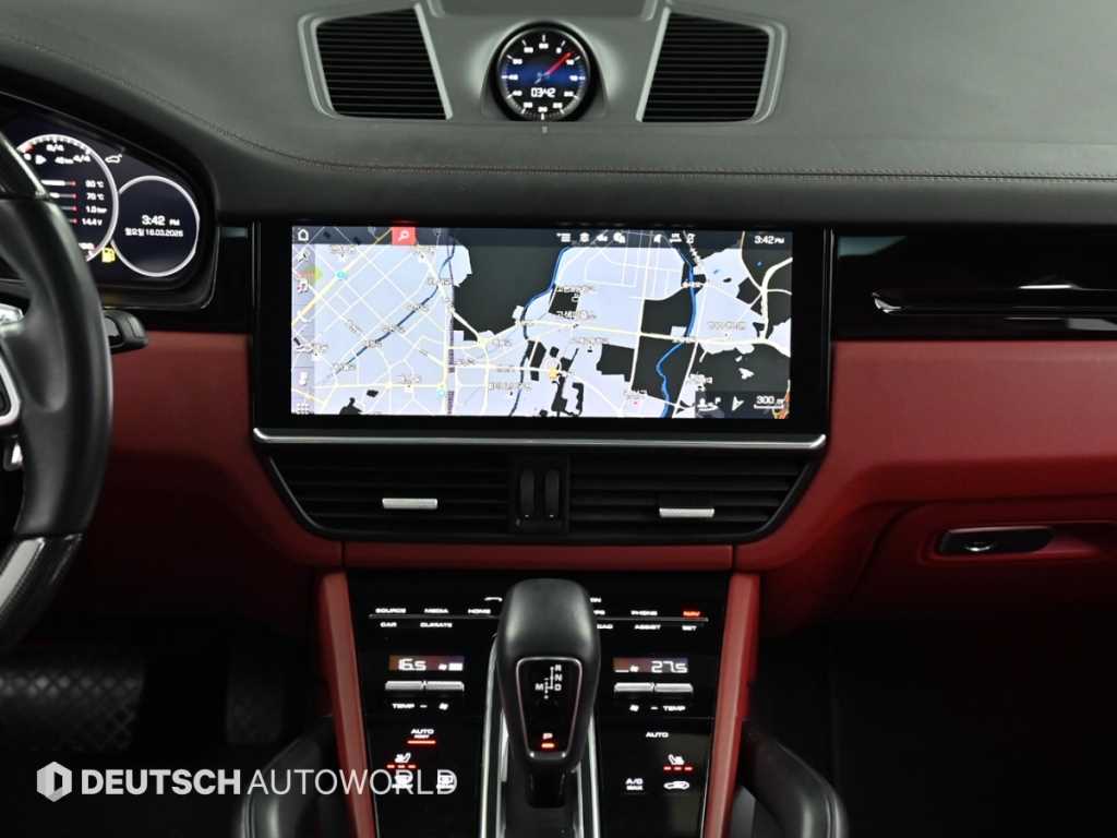 Porsche Cayenne — photo 14