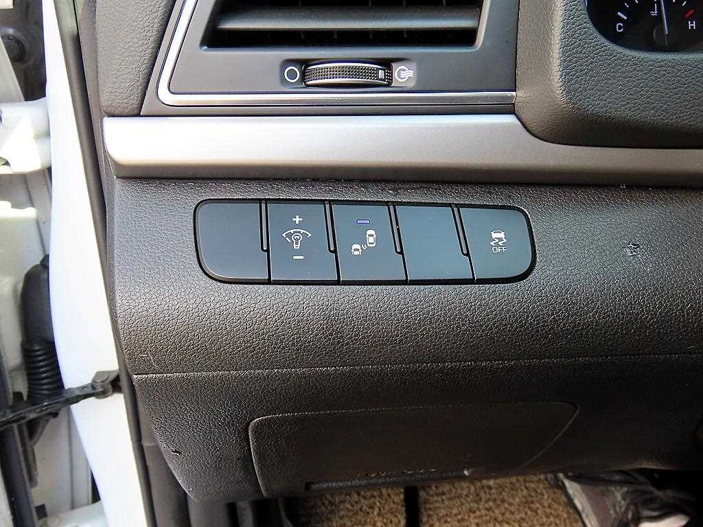 Hyundai Avante — photo 12
