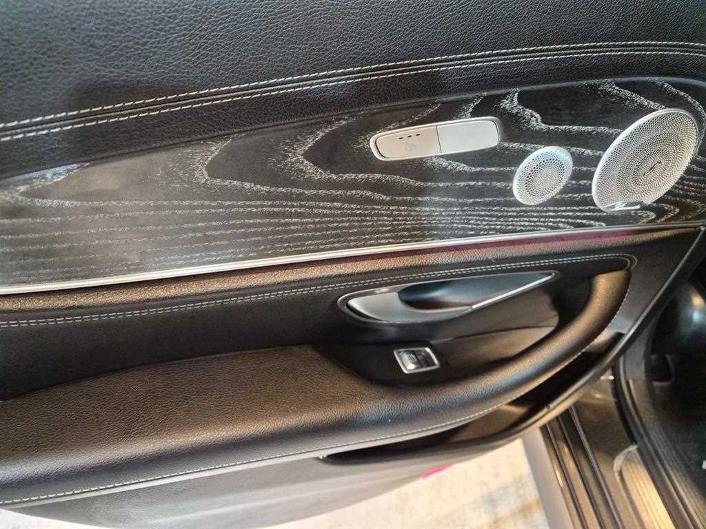 Mercedes-Benz E-Class — photo 06
