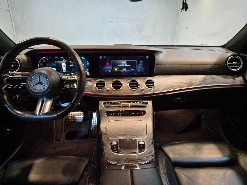 Mercedes-Benz E-Class — photo 07