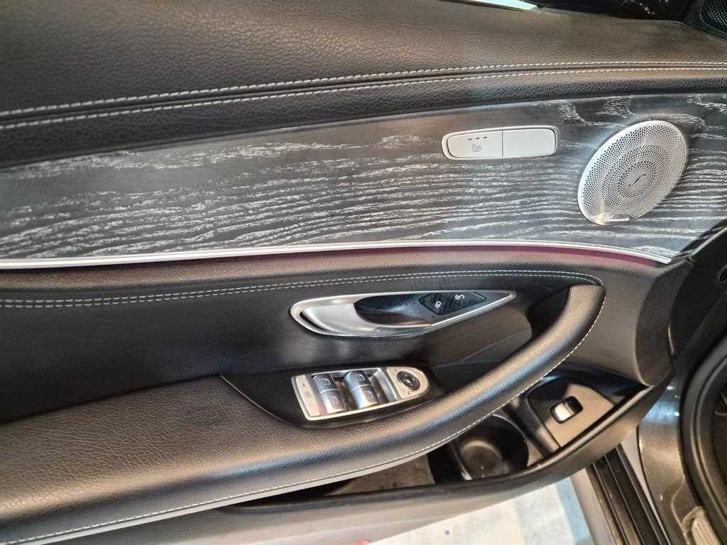Mercedes-Benz E-Class — photo 12