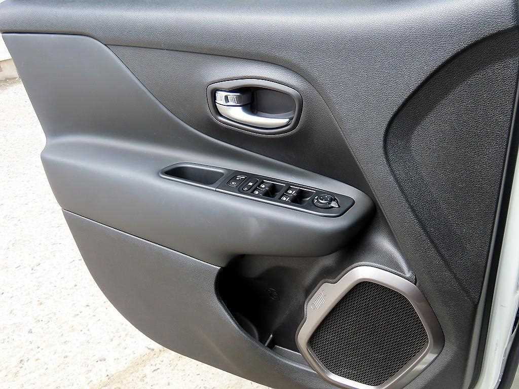 Jeep Renegade — photo 12