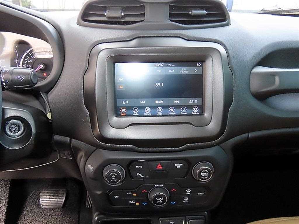 Jeep Renegade — photo 13