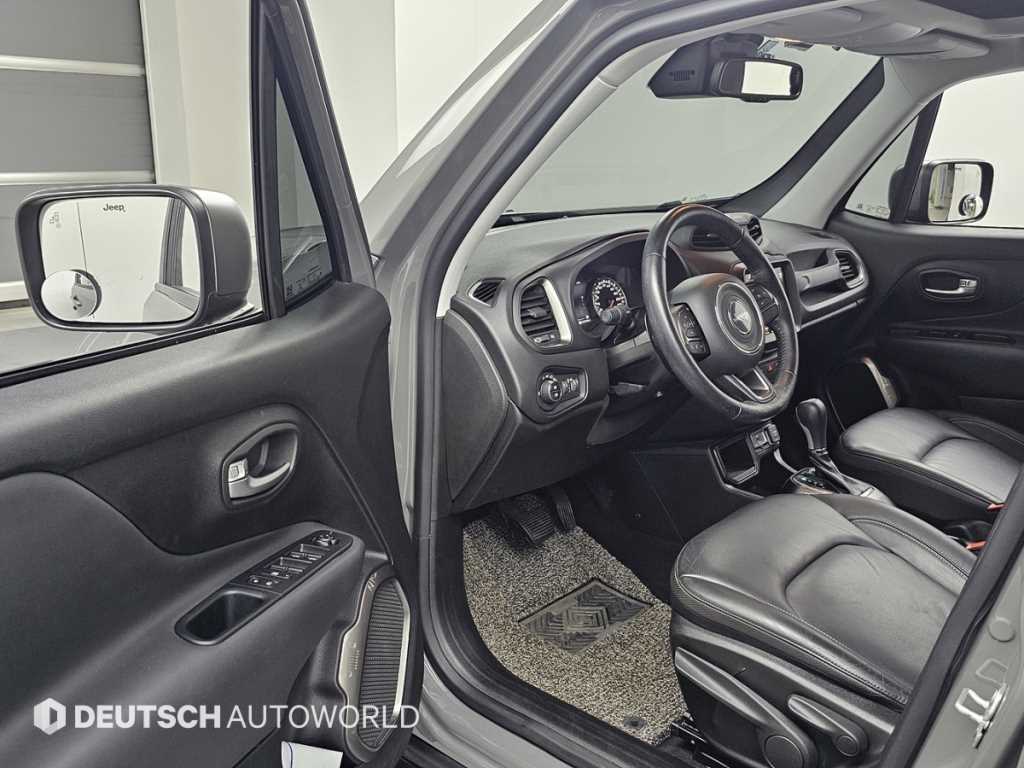 Jeep Renegade — photo 11