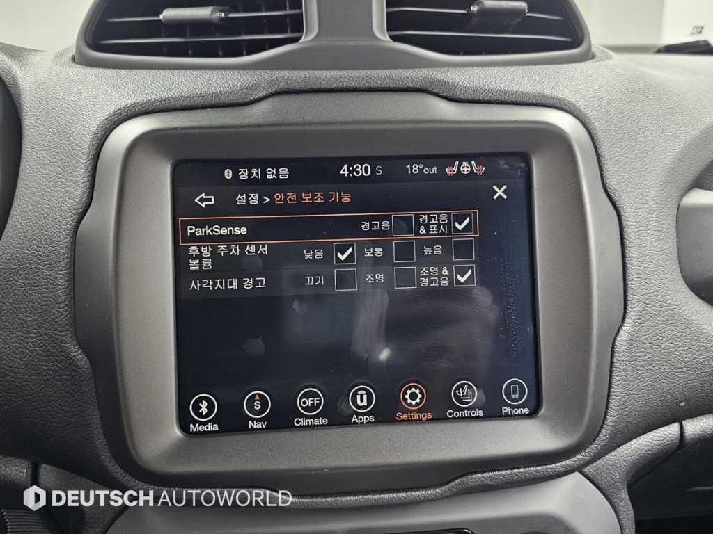 Jeep Renegade — photo 17
