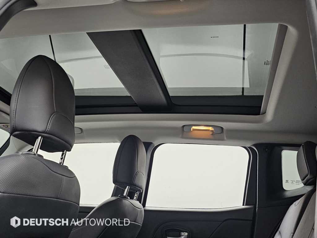 Jeep Renegade — photo 18