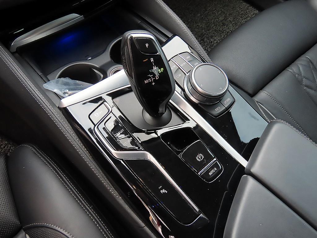 BMW 5-Series — photo 10