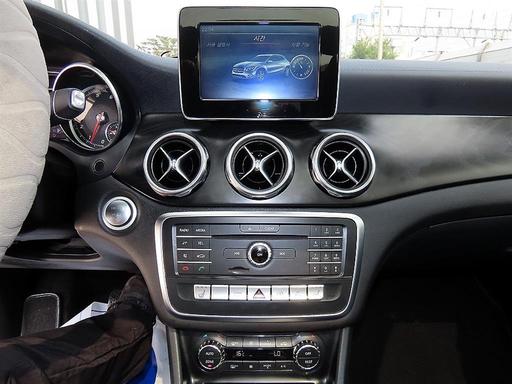 Mercedes-Benz GLA-Class — photo 14