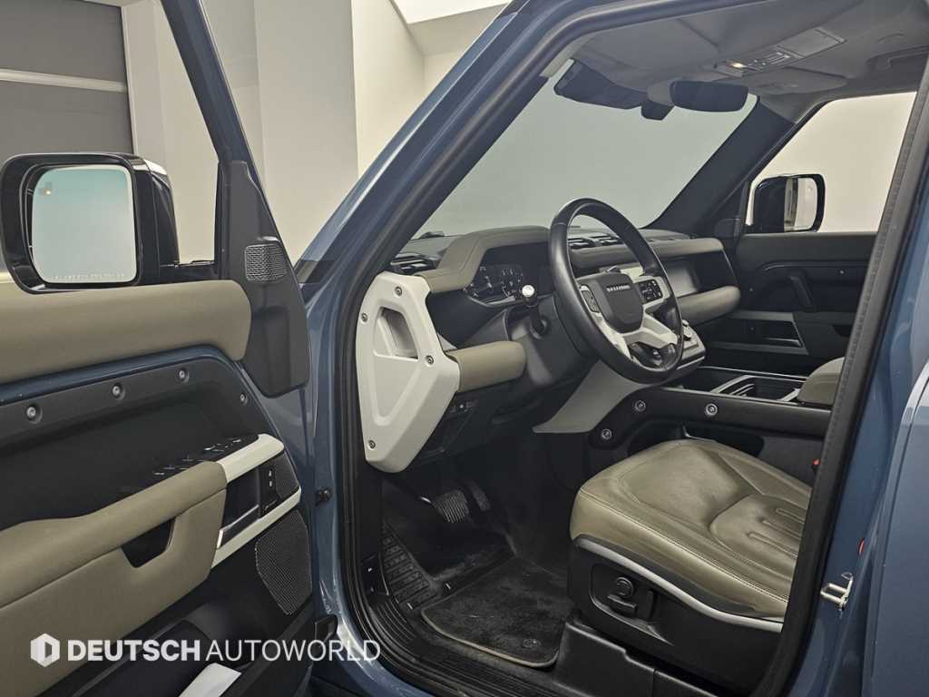 Land Rover Defender — photo 11