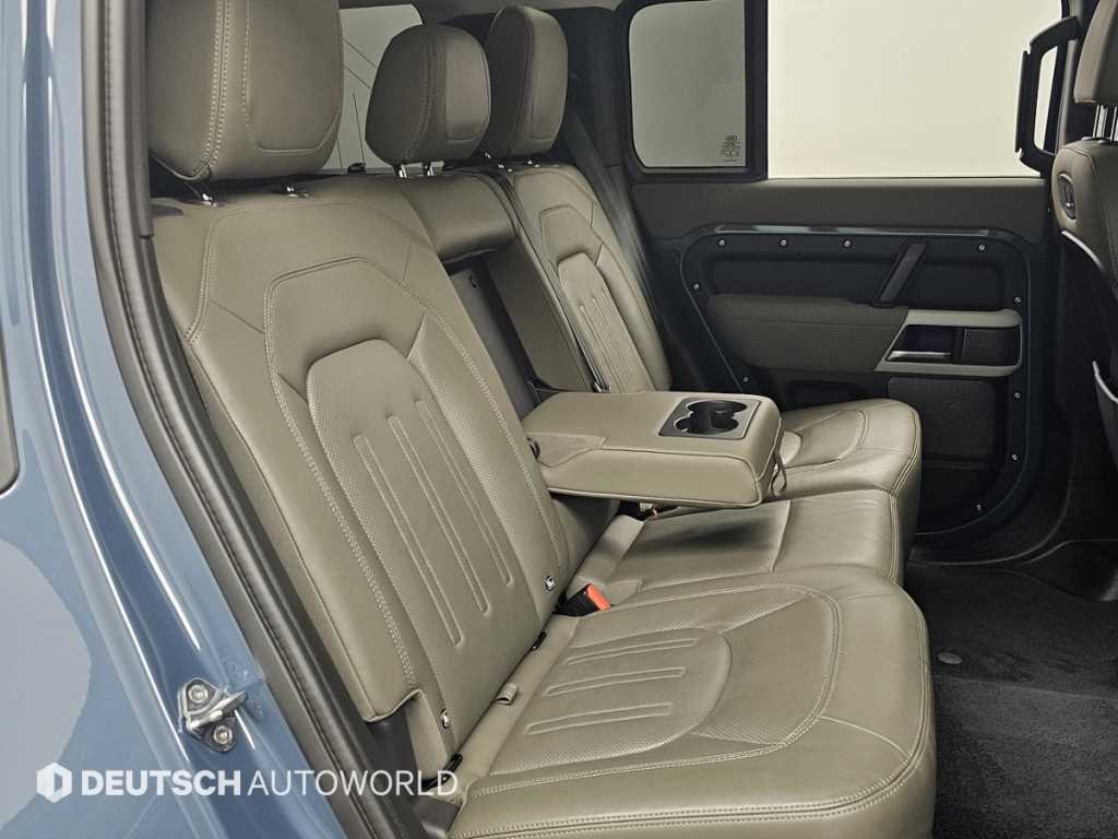 Land Rover Defender — photo 12