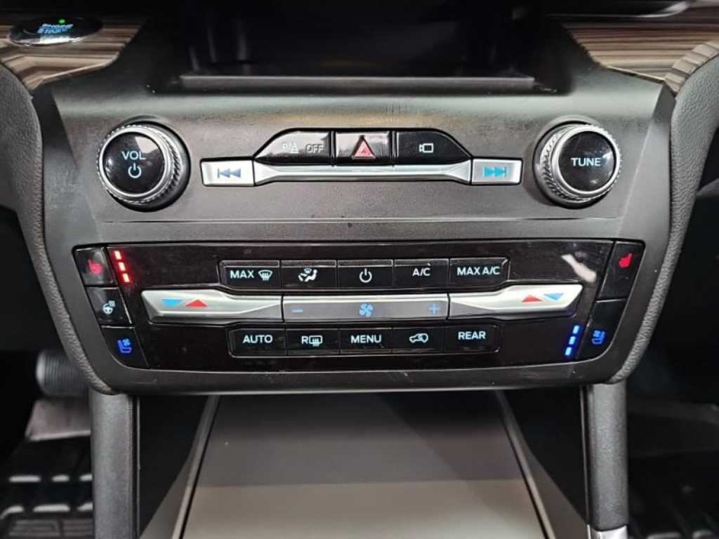 Ford Explorer — photo 11