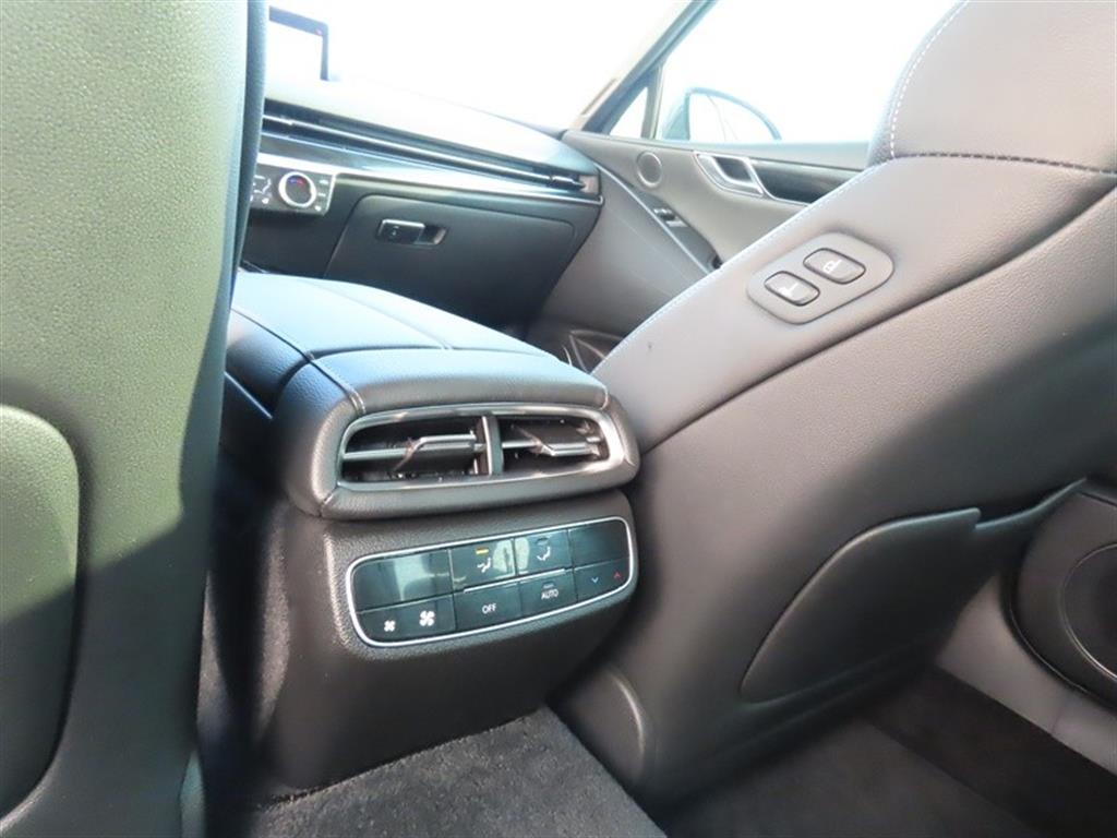 Genesis G80 — photo 08