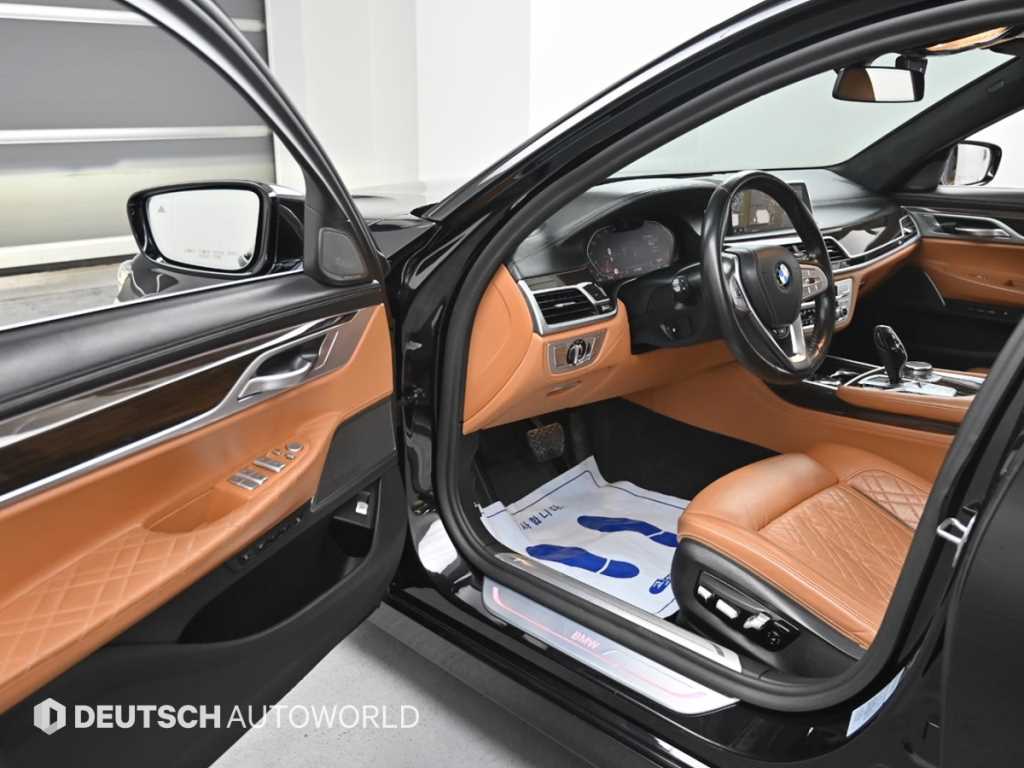BMW 7-Series — photo 11
