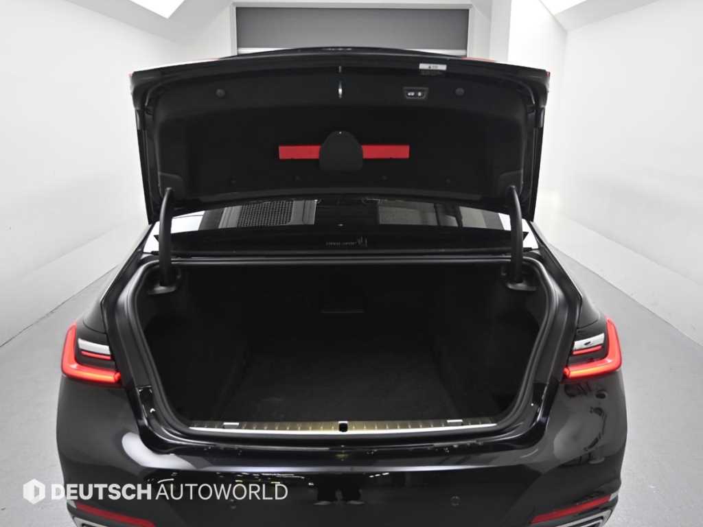 BMW 7-Series — photo 19