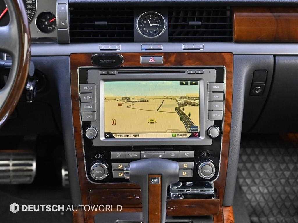 Volkswagen Phaeton — photo 14